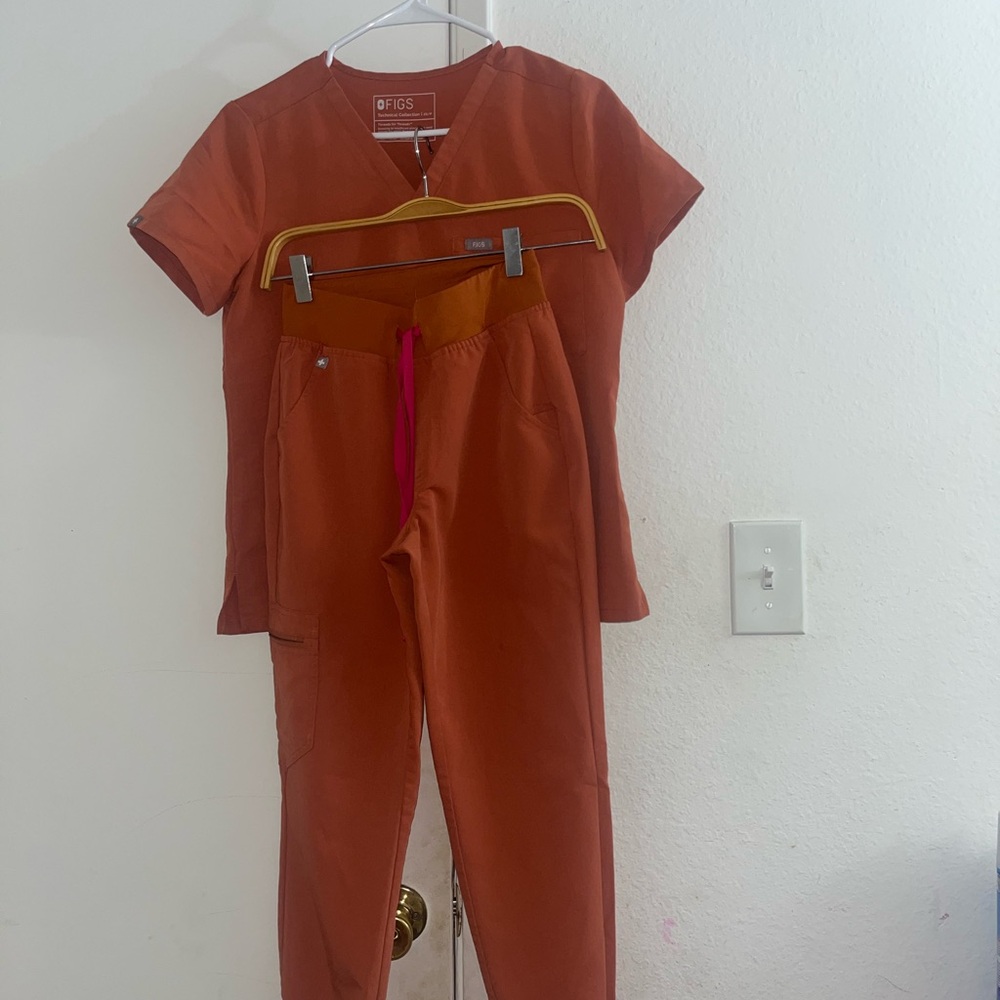 FIGS terracota Scrub Set